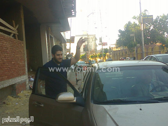 نجل مرسى يتوجه لركوب سيارته للعودة لمنزله -اليوم السابع -7 -2015