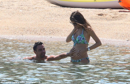 	تشافى يحتفل بحمل زوجته ويؤكده على شواطئ سيردينيا -اليوم السابع -7 -2015
