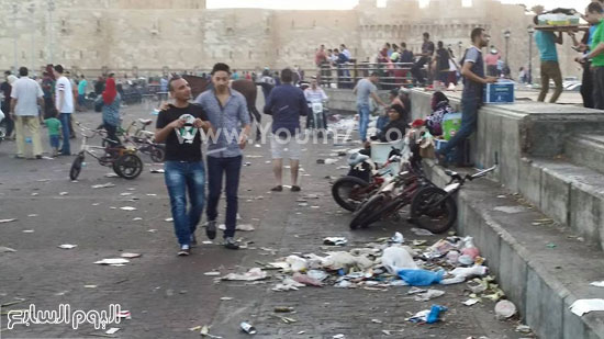 القمامة تنتشر فى ساحة القلعة -اليوم السابع -7 -2015