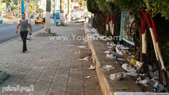 القمامة على كورنيش البحر بجوار قلعة قايتباى -اليوم السابع -7 -2015