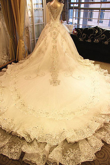 	فستان زفاف ملىء مطرز بتطريزات كثيرة باللون الفضى -اليوم السابع -7 -2015