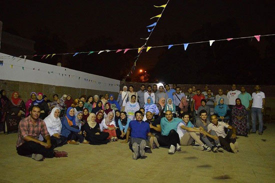 صورة جماعية للشباب مع المرضى  -اليوم السابع -7 -2015