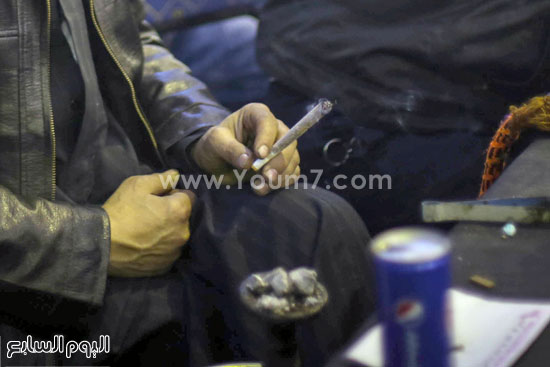 سجائر ملفوفة وأحجار الشيشة حول المدعوين -اليوم السابع -7 -2015