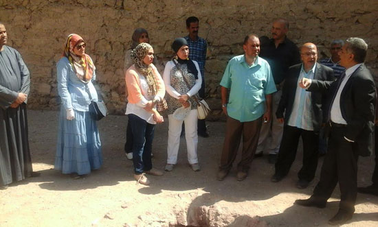 جانب من زيارة الدكتور ممدوح الدماطى وزير الآثار للمواقع الأثرية بعزبة خير الله -اليوم السابع -7 -2015