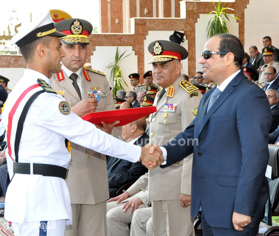  الرئيس السيسى يقلد أول خريجى الكلية البحرية نوط الامتياز  -اليوم السابع -7 -2015