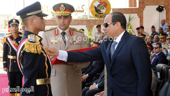  الرئيس السيسى يقلد أول كلكية الدفاع الجوى نوط الامتيار  -اليوم السابع -7 -2015