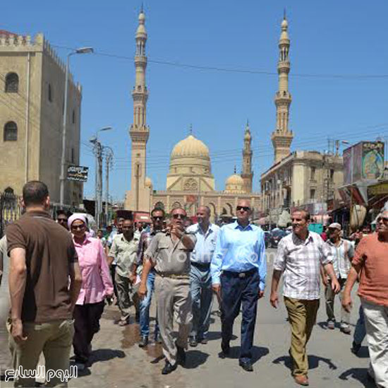 خلال جولة محافظ الغربية بميدان السيد البدوي بطنطا -اليوم السابع -7 -2015