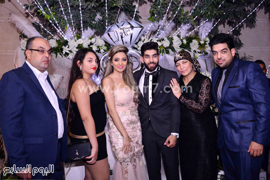 العروسان وأسرة العريس -اليوم السابع -7 -2015