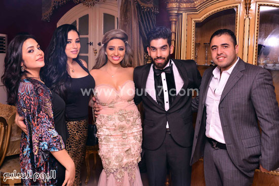 2العروسان يتوسطان محمد علام وحرمه مروة نصر ودنيا المصرى -اليوم السابع -7 -2015