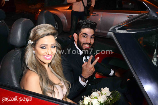 العروسان فى سيارة الزفاف -اليوم السابع -7 -2015
