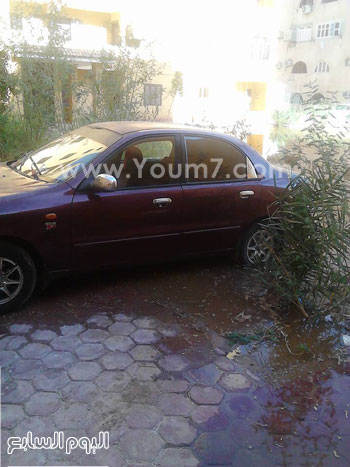 سيارة أحد سكان العمارات تحيط بها مياه الصرف الصحى -اليوم السابع -7 -2015