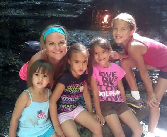 لاورا قبلت تبنى بنات صديقاتها الأربعة بعد وفاتها بالسرطان -اليوم السابع -7 -2015