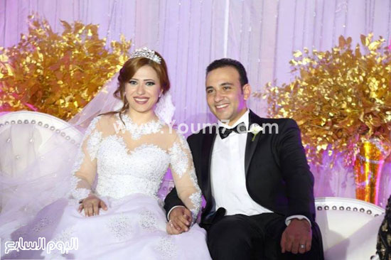 العريس علاء عبد الوهاب مع عروسته المهندسة رنا أشرف  -اليوم السابع -7 -2015