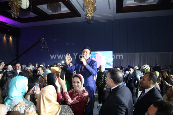	مصطفى قمر مع الجمهور خلال حفل الزفاف -اليوم السابع -7 -2015