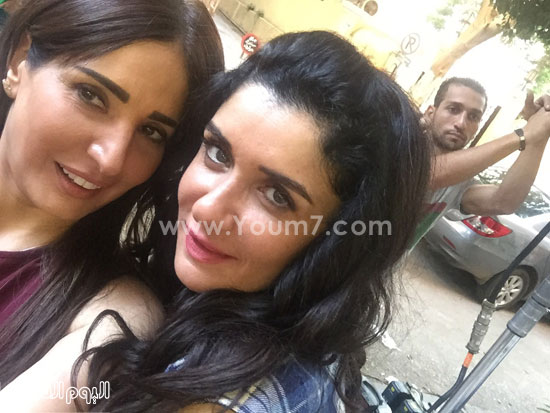 النجم تامر حسنى يلتقط صورة سيلفى مع أمل رزق -اليوم السابع -7 -2015