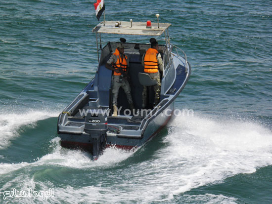 قوات أمن يستقلون لنش التأمين -اليوم السابع -7 -2015