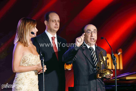 الموسيقار إلياس الرحبانى أثناء تسلمه الجائزة من الوزير محمّد رحّال والإعلاميّة كارين سلامة -اليوم السابع -7 -2015