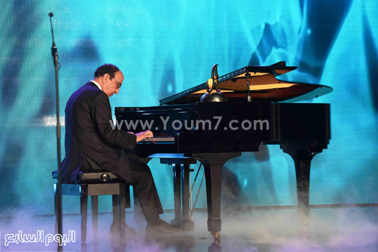 الموسيقار إلياس الرحبانى أثناء عزفه على البيانو -اليوم السابع -7 -2015