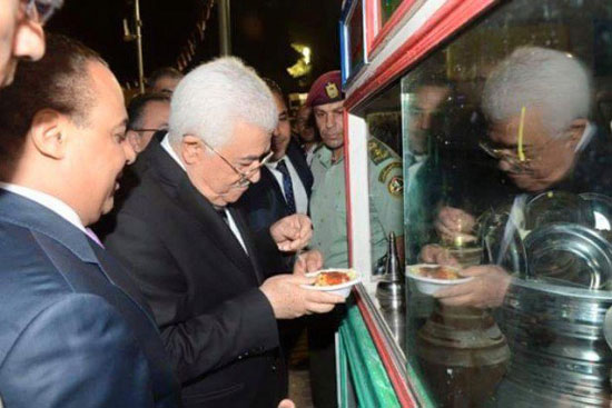 	الرئيس الفلسطينى يتناول الكشرى المصرى فى احتفالات السفارة برام الله -اليوم السابع -7 -2015
