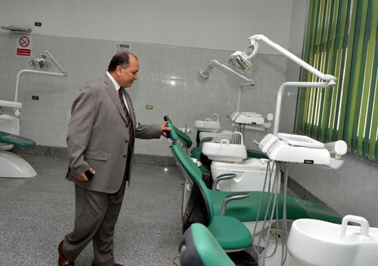 رئيس جامعة طنطا داخل إحدى عيادات كلية طب الأسنان -اليوم السابع -7 -2015