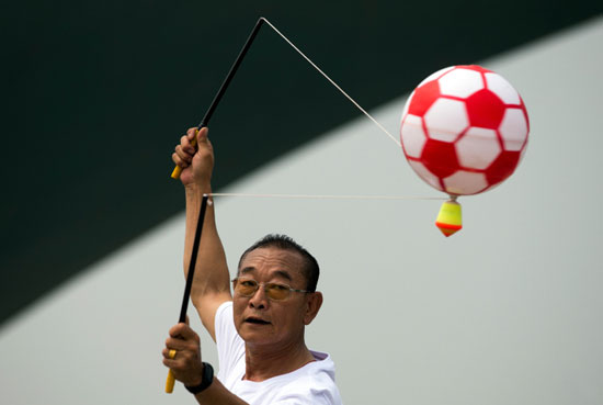  رجل يحاول أن يحافظ على اتزان الكرة الهواء من السقوط  -اليوم السابع -7 -2015