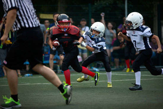  طفل صغير يلعب كرة القدم الأمريكية -اليوم السابع -7 -2015