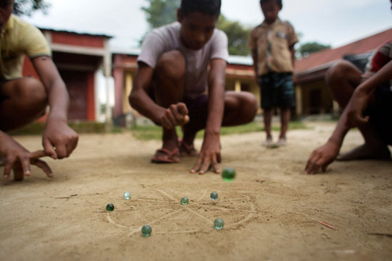 مجموعة من الأطفال فى الهند فى قرية مايجون شرق الهند يلعبون لعبه الماربل فى الهند  -اليوم السابع -7 -2015