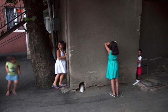  الأطفال يلعبون الاستغماية فى تبليسى جورجيا -اليوم السابع -7 -2015