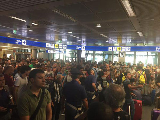 جماهير روما فى المطار  -اليوم السابع -7 -2015