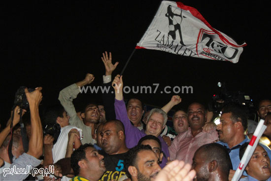 رئيس نادى الزمالك يحمل علم النادى ويحتفل وسط الجماهير -اليوم السابع -7 -2015