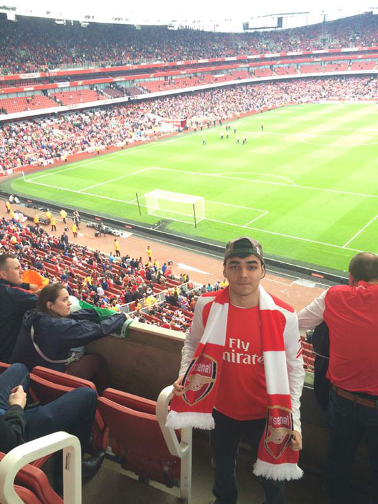 مشجع سانتوس الذى اتهم روبينيو بالمرتزقة يرتدى قميص أرسنال فى ملعب الإمارات -اليوم السابع -7 -2015