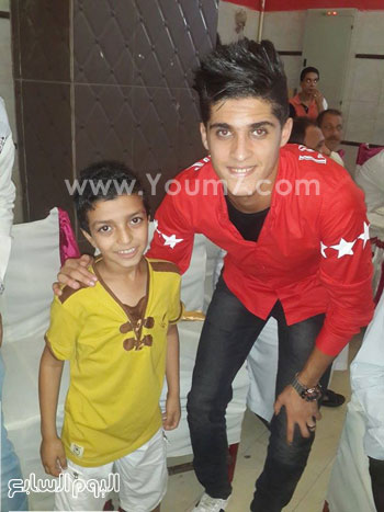 أحمد الشيخ مع أحد الأطفال -اليوم السابع -7 -2015