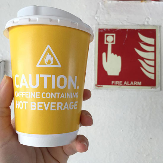 أكواب القهوة وعليها تحذير من الانفجار تماما كالمواد المشعة -اليوم السابع -7 -2015
