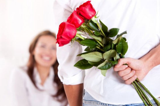 الورد أجمل هدية للمرأة -اليوم السابع -7 -2015