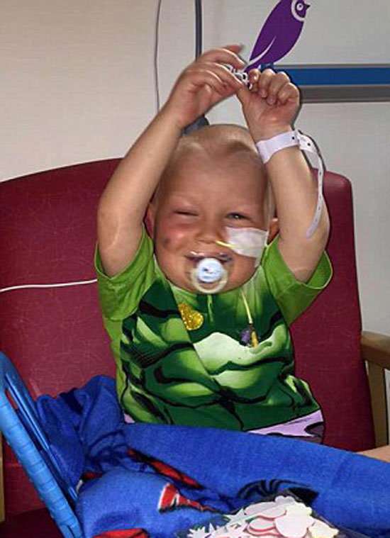 الطفل يضحك رغم الآلام والمعاناة التى يتعرض لها -اليوم السابع -7 -2015