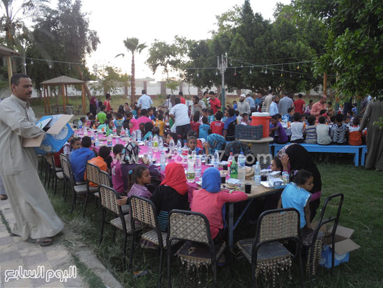 	متطوعى الجمعية الشرعية يقومون بتوزيع الوجبات الغذائية على الاطفال -اليوم السابع -7 -2015
