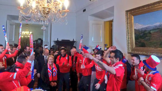 رئيسة تشيلى تحتفل مع اللاعبين فى قصر لامونيدا -اليوم السابع -7 -2015