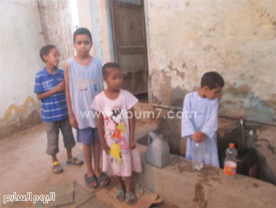 أطفال قرية السكة الحديد يملأون المياه -اليوم السابع -7 -2015