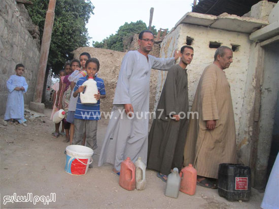  الطوابير تمتد لخارج المسجد للحصول على المياه -اليوم السابع -7 -2015