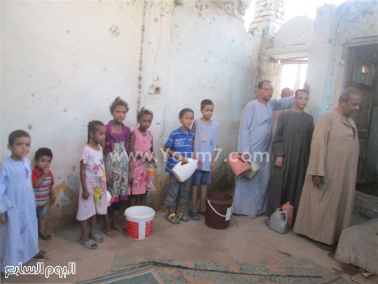 المواطنون والأطفال يتراصون بطوابير البحث عن المياه -اليوم السابع -7 -2015