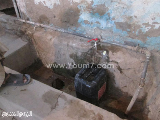  صنبور المياه الوحيد بمسجد قرية السكة الحديد بإسنا -اليوم السابع -7 -2015