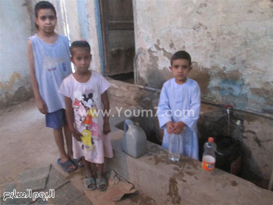 الأطفال يملأون المياه لأسرهم من صنبور المسجد -اليوم السابع -7 -2015