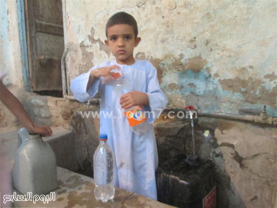 أحد الأطفال يعبئ زجاجات لشرب المياه النظيفة -اليوم السابع -7 -2015