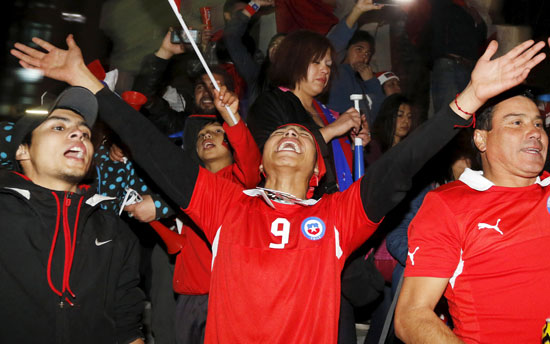 فرحة جماهير تشيلى العارمة بعد الفوز بكوبا أميركا  -اليوم السابع -7 -2015