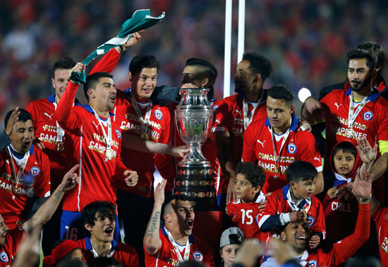  لاعبو تشيلى يحملون كأس البطل  -اليوم السابع -7 -2015