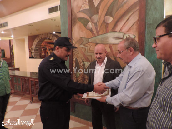 ضابط بالحماية المدنية يتسلم من المحافظ شهادة تكريمه -اليوم السابع -7 -2015