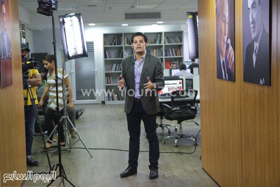 محمود سعد الدين مدير تحرير اليوم السابع خلال التصوير  -اليوم السابع -7 -2015
