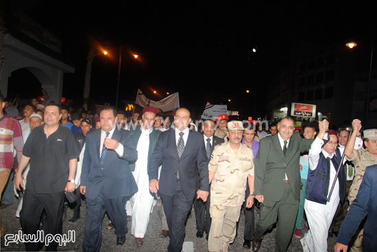 جانب من المسيرة الحاشدة التي قادها المحافظ -اليوم السابع -7 -2015