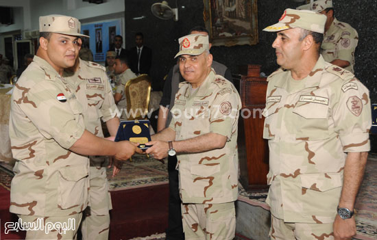 القائد العم يشيد بمجهودات رجال الجيش الثالث  -اليوم السابع -7 -2015