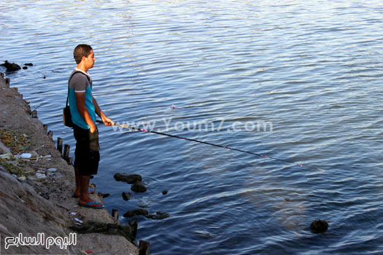 شاب يلقى بسنارته للصيد فى منطقة نمرة 6  -اليوم السابع -7 -2015